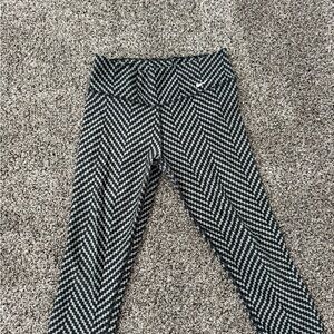 Nike Black and White Zigzag Performance Capri Leggings Size Medium